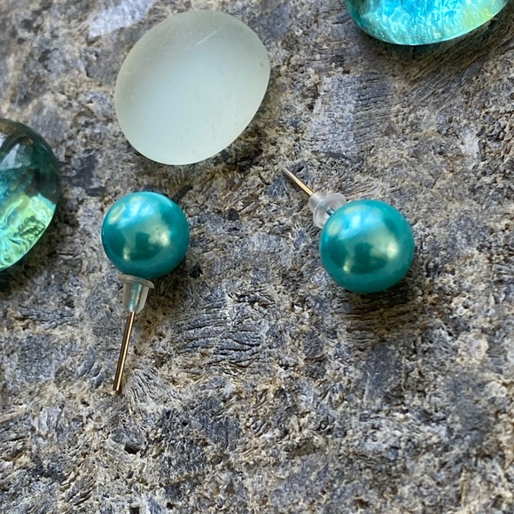 ๐Sale ๐2 for $10 NWOT beautiful baby blue shiny large ball post earrings - Picture 4 of 6